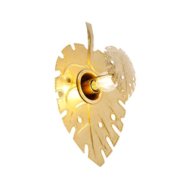 Goldene Wandleuchte in Form eines Blattes mit eingeschalteter Glühbirne