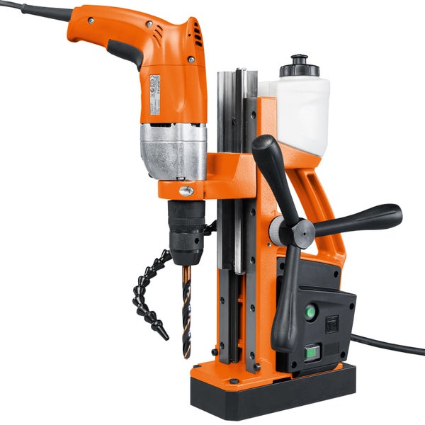 Orangefarbene Fein Magnet-Kernbohrmaschine mit Kühlmittelbehälter und manuellem Drehkreuz auf schwarzem Magnetfuß.