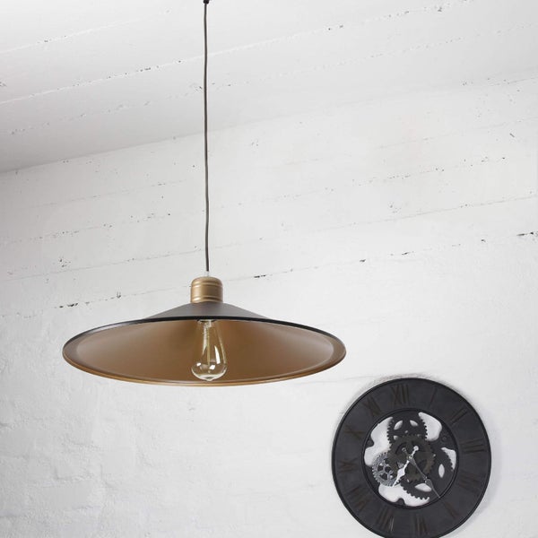 Hängelampe mit Glühbirne und eine Uhr mit Zahnrädern an einer weißen Wand