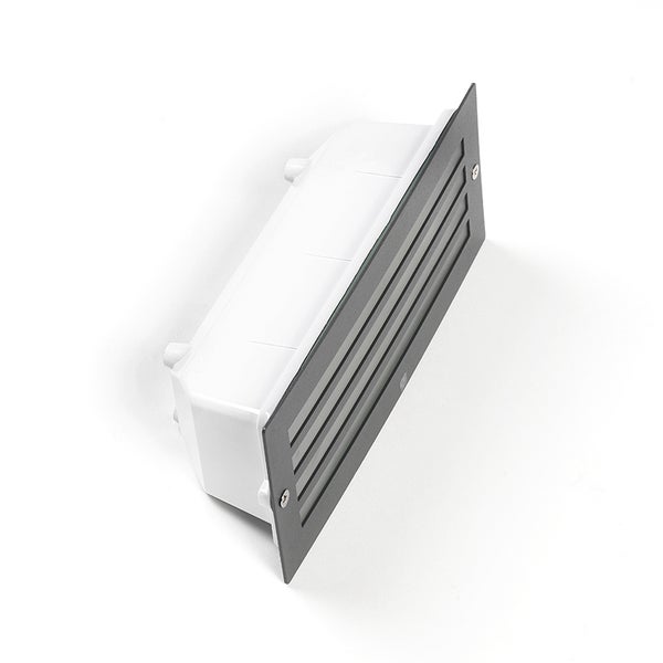 Rechteckige LED-Wandeinbauleuchte mit Lamellenblende in Anthrazit und weißem Einbaugehäuse aus Kunststoff.