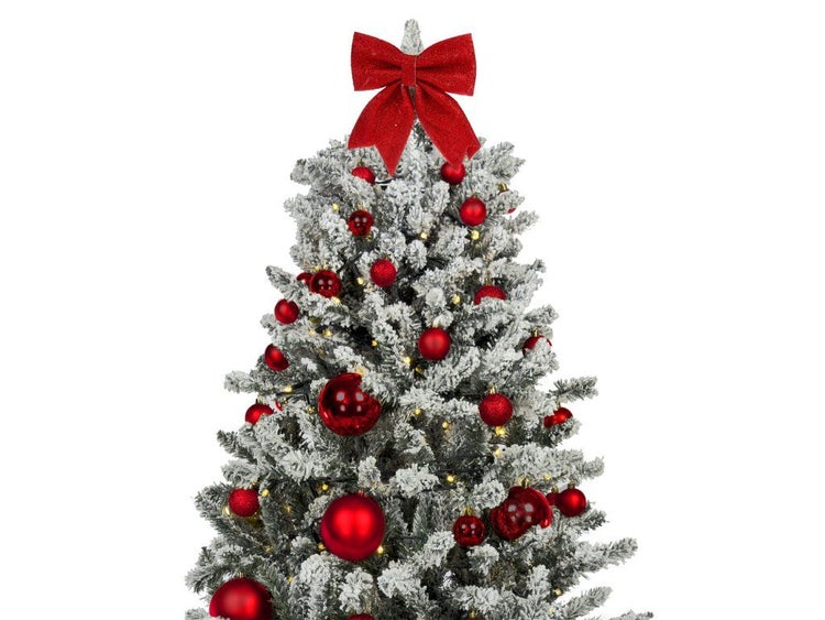 Künstlicher Weihnachtsbaum mit künstlichem Schnee, roten Weihnachtskugeln und einer großen roten Schleife als Baumspitze.