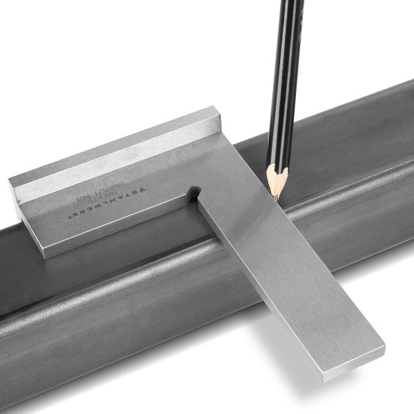 Stahlwinkel mit Bleistift zum Anzeichnen auf einem Metallprofil