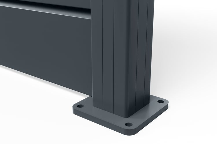 Zaunpfosten aus Aluminium in Anthrazit mit quadratischer Bodenplatte und vier Befestigungslöchern.