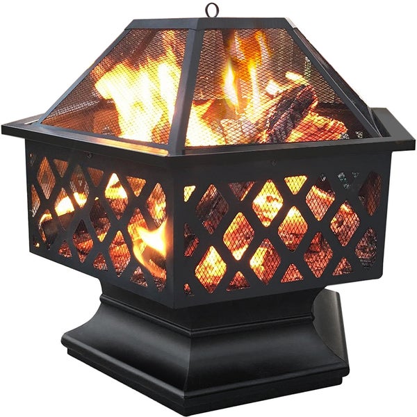 Brennendes Feuer in einer achteckigen Feuerstelle mit umlaufendem Funkenschutzgitter im Garten.