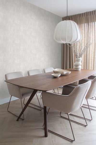 Esszimmer mit Esstisch, Stühlen, Lampe und Dekoration in hellem und modernem Design.