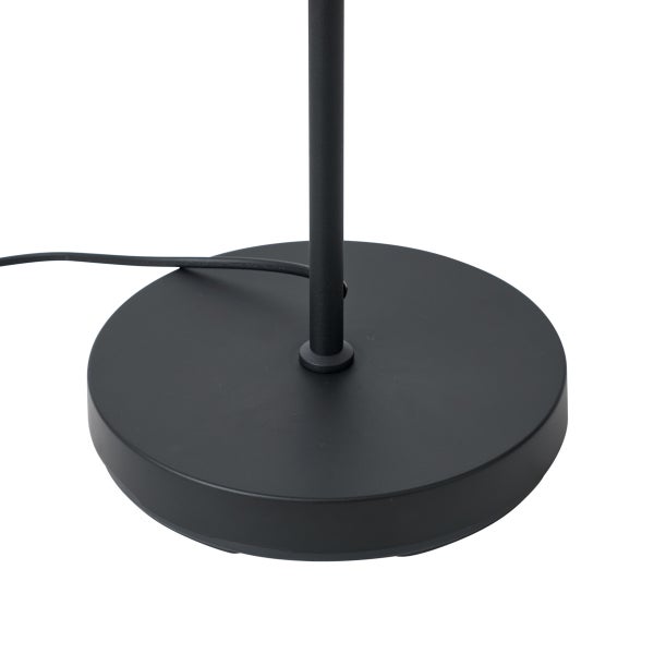 Runder Lampenfuß aus schwarzem Metall mit senkrechtem Standrohr und Stromkabel.