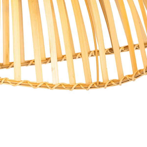 Detailansicht einer Hängeleuchte aus Bambus