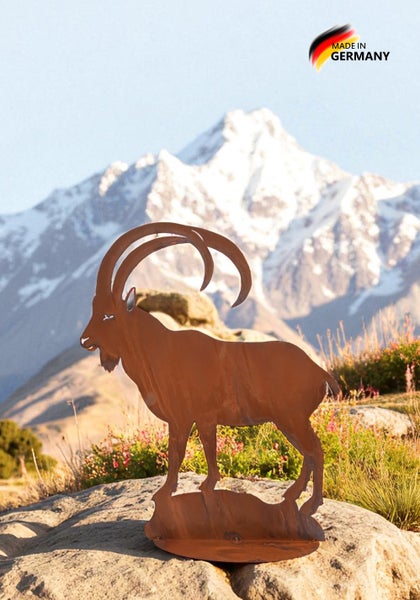 Steinbock Gartenfigur aus Edelrost Metall auf einem Felsen stehend in einer Berglandschaft Made in Germany