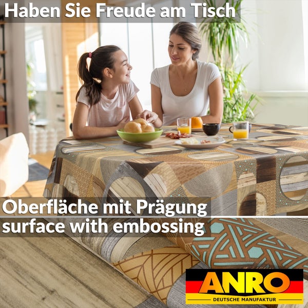 Gedeckter Tisch mit gemusterter ANRO Tischdecke in Holzoptik mit geprägter Oberfläche, Frau und Kind im Hintergrund und ANRO Logo.