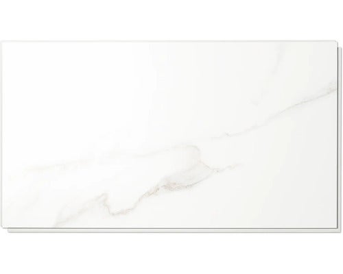 Weiße Feinsteinzeugfliese mit Marmoroptik.