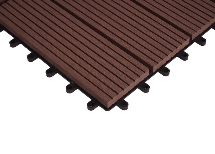 Terrassenfliese aus Holz-Kunststoff-Verbundwerkstoff mit Klicksystem, braune geriffelte Lamellen auf schwarzem Kunststoffgitter.