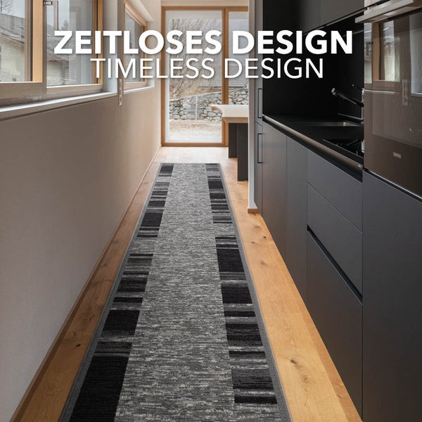 Flur mit Teppichläufer im zeitlosen Design