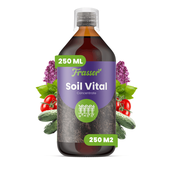 Frassor Soil Vital Konzentrat, 250 Milliliter für 250 Quadratmeter, Flasche mit Messkappe, dargestellt mit Tomaten, Gurken und Blumen.
