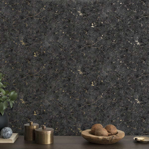 Gartenlounge mit mehreren Kissen auf einem Holzbett