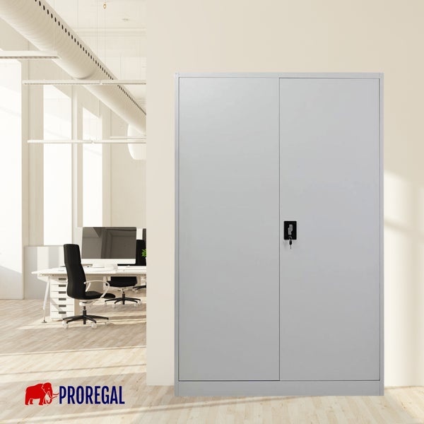 Abschließbarer Aktenschrank aus Metall in einem hellen, modern eingerichteten Büro mit Schreibtischen und Bürostühlen. Proregal Logo.