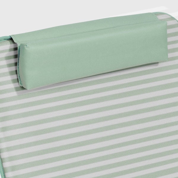 Rechteckiges Kopfpolster für einen Gartenstuhl mit gestreiftem Textilbezug.