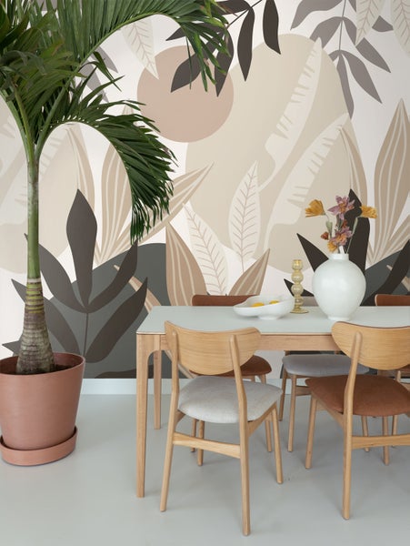 Esszimmer mit Esstisch, Stühlen und floraler Tapete