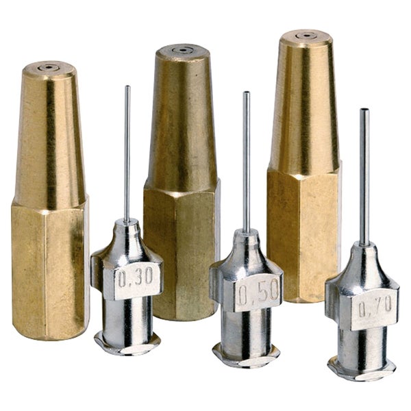 Airbrush-Düsensatz bestehend aus drei Düsen und Nadeln in den Größen 0,30, 0,50 und 0,70 aus Messing und silberfarbenem Metall.