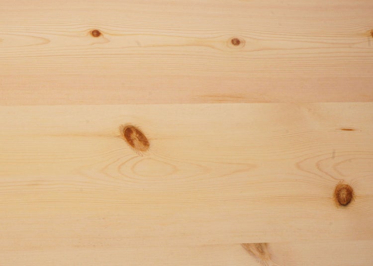 Holzbrett aus Fichte mit Astlöchern