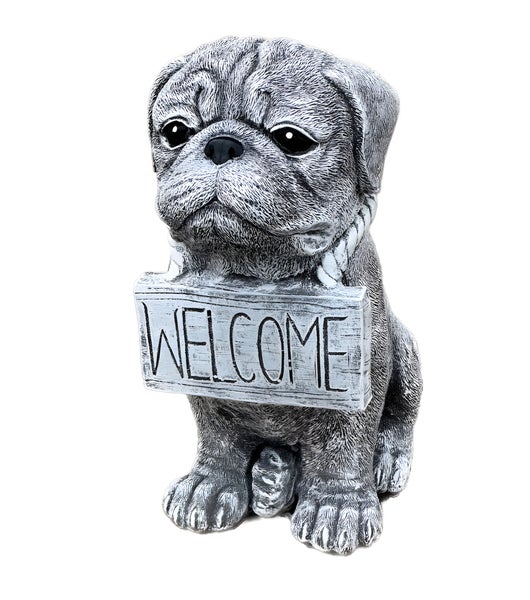 Dekofigur Mops aus Kunststein mit einem Welcome-Schild im Maul, geeignet für Garten und Eingangsbereich.