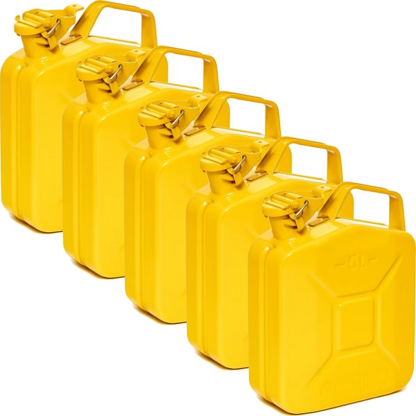 Fünf gelbe Kraftstoffkanister aus Metall, jeweils mit Tragegriff und Verschluss