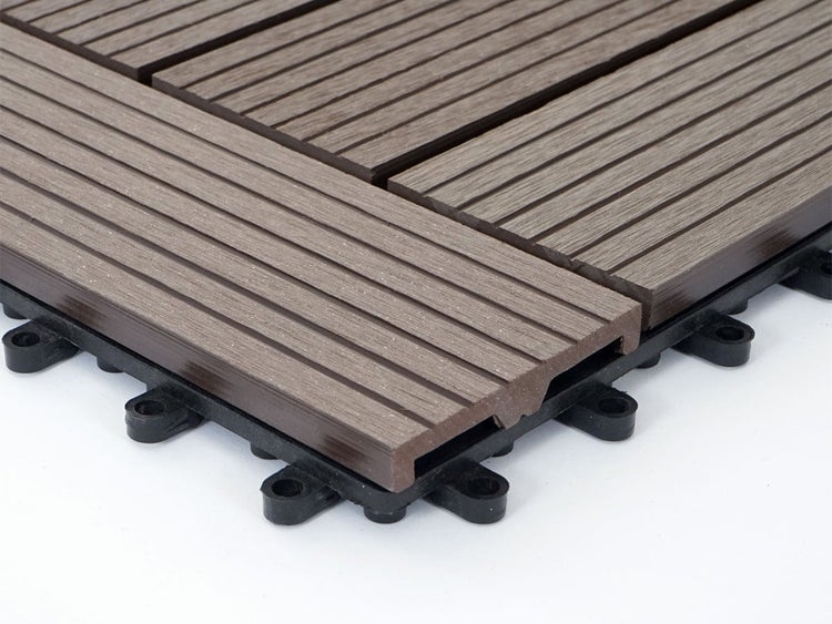 Braune Terrassenfliese aus Holz-Kunststoff-Verbundwerkstoff mit Klicksystem und geriffelter Oberfläche.