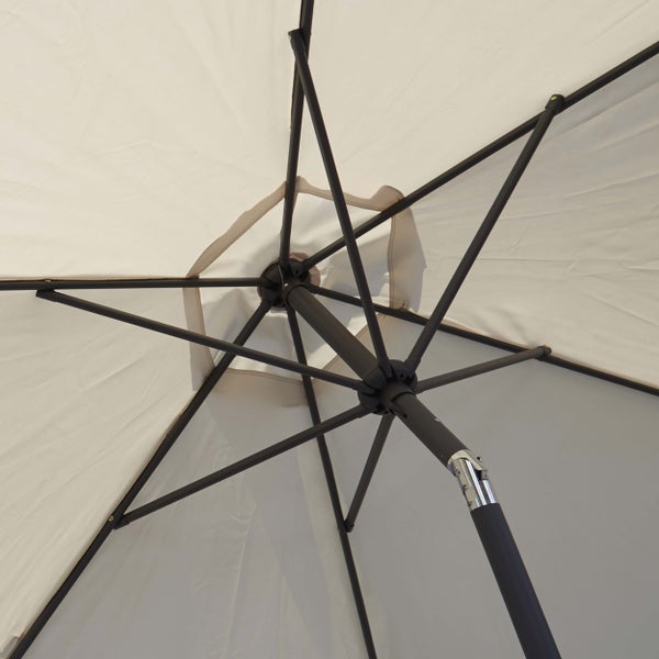 Unterseite eines Sonnenschirms mit schwarzem Metallgestell, Knickvorrichtung und beigem Textilbezug.