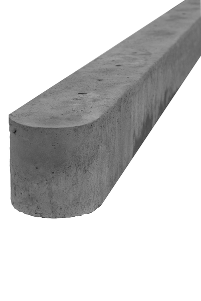 Rasenkante aus Beton mit abgerundeter Seite zur Beetbegrenzung im Garten.
