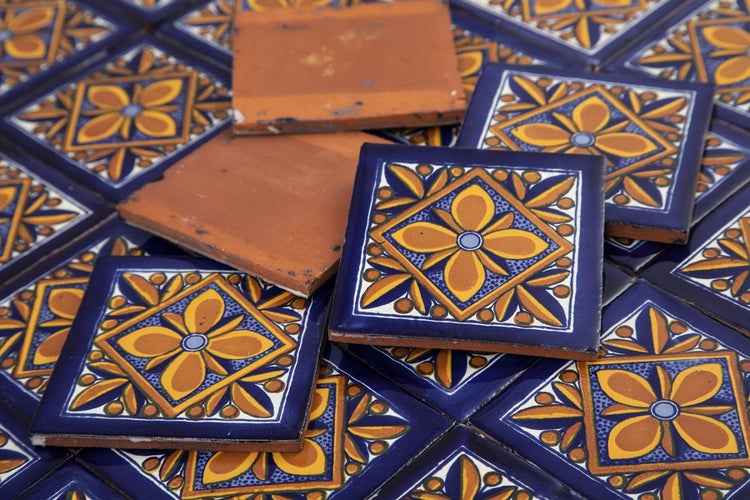 Quadratische Fliesen mit Blumenmuster für Wand und Boden