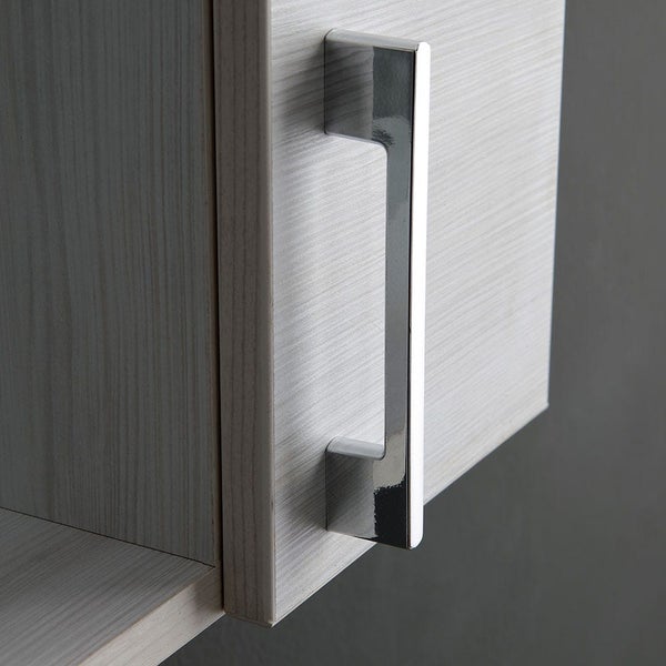 Schranktür mit geradlinigem Metallgriff