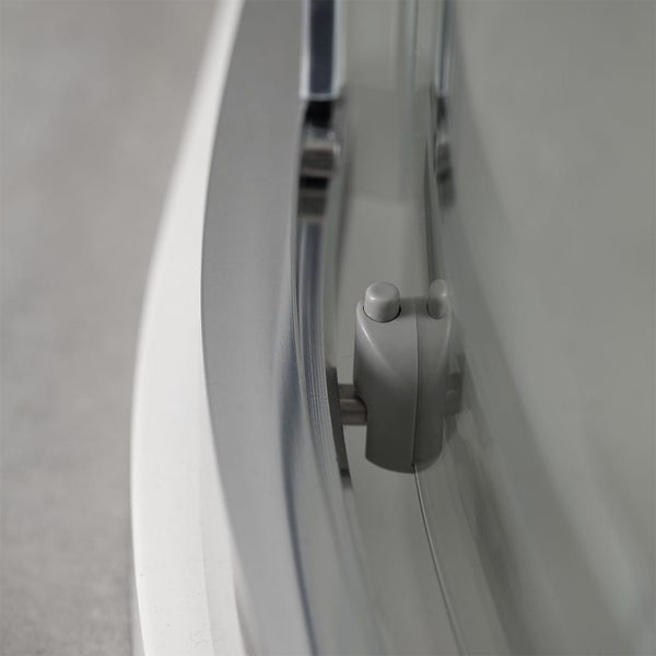 Detailansicht einer Duschkabine mit Kunststoffelementen und Scharnieren