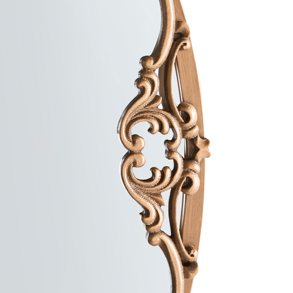 Detailansicht eines verzierten Rahmens im Barockstil mit dekorativen Ornamenten und Schnitzereien.