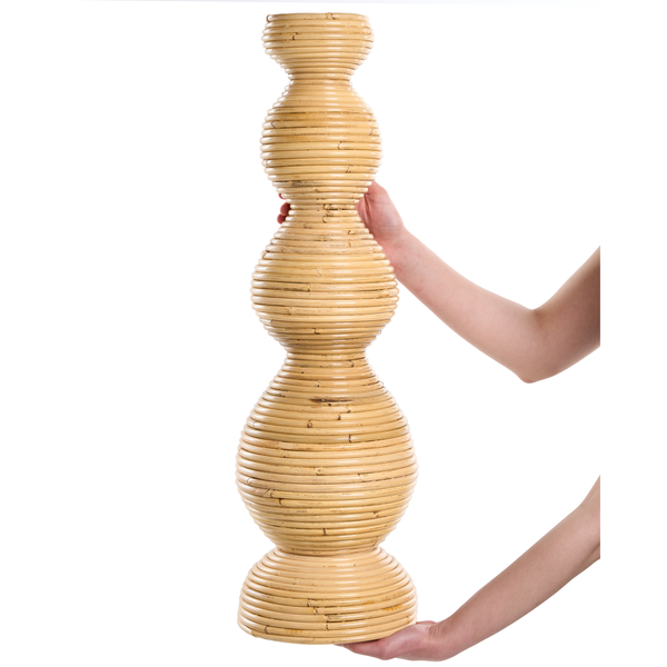 Hohe Dekovase aus geriffeltem Rattan mit mehreren bauchigen Segmenten.