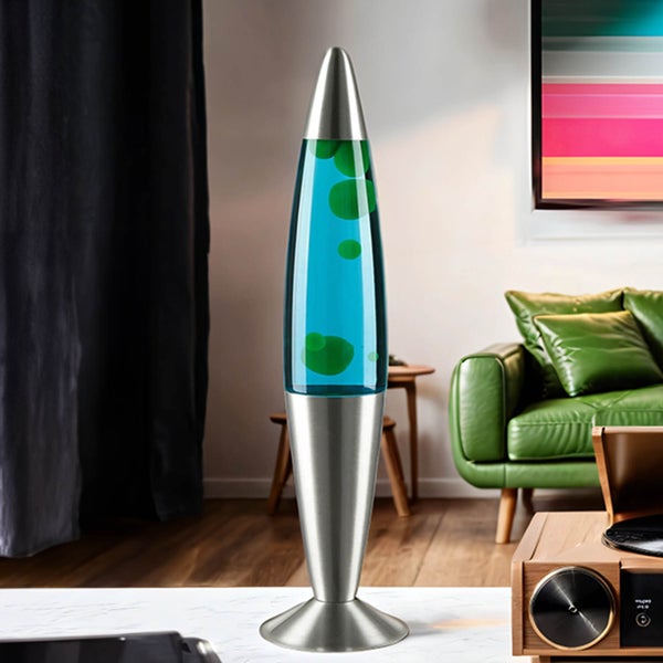 Dekorative Lavalampe mit blauem Wasser und grünen Wachsblasen in einem Wohnzimmer.