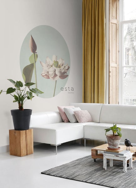 Wohnzimmer mit weißer Couch, Couchtisch und Wanddekoration mit Blumenmotiv