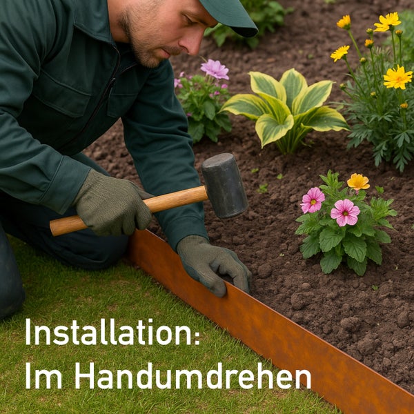 Person installiert eine metallene Rasenkante in Rostoptik mit einem Gummihammer in einem Gartenbeet mit Blumen.