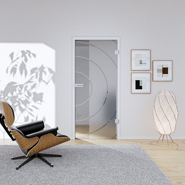Ganzglastür mit kreisförmigem Mattierungsmuster in einem modern eingerichteten Wohnzimmer mit Sessel, Teppich und Stehleuchte.