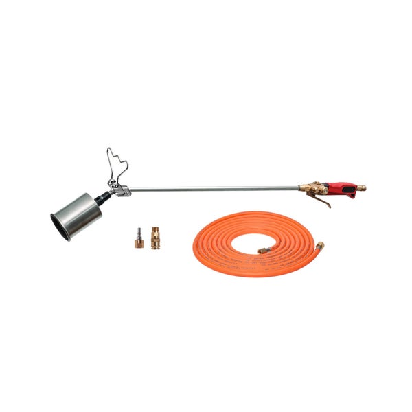 Gasbrenner-Set mit langer Brennerlanze, rotem Griff, aufgerolltem orangefarbenem Gasschlauch und zwei Messinganschlüssen.