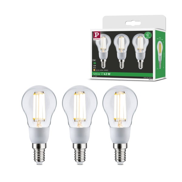 Set mit drei ultraeffizienten LED Lampen in Tropfenform mit warmweißer Lichtfarbe vor einem Waldhintergrund.