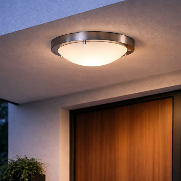 Runde Deckenleuchte für den Außenbereich mit Metallrahmen und matter Abdeckung, montiert an einer Decke über einer Holztür.