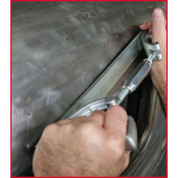 Karosseriereparaturwerkzeug im Einsatz an Metall