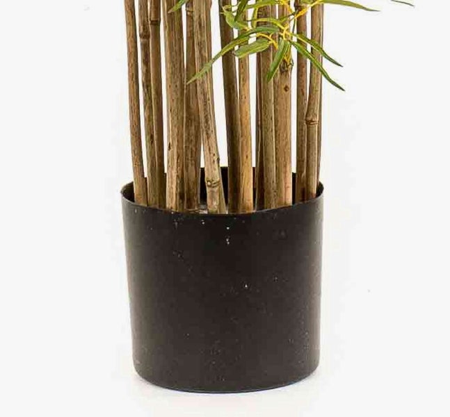 Künstlicher Bambus im schwarzen Kunststofftopf mit naturgetreuen Halmen und grünen Blättern.