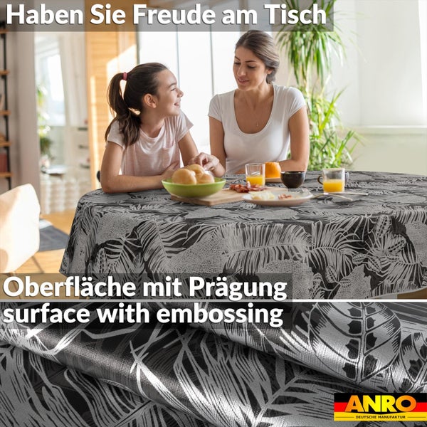 Runde Wachstuchtischdecke mit geprägtem Blattmuster auf einem gedeckten Esstisch mit zwei Personen. ANRO Logo.