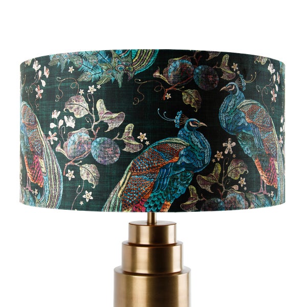 Tischleuchte mit Pfauenmuster auf dunklem Lampenschirm und goldenem Lampenfuß