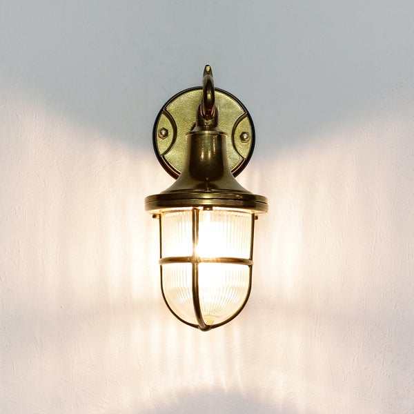 Messingfarbene Wandleuchte mit Lampenschirm aus Glas