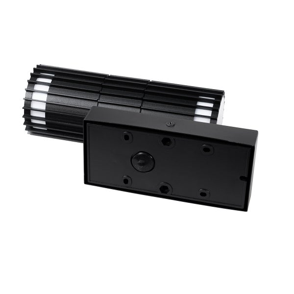 Schwarze LED-Außenwandleuchte mit zylindrischem Lamellengehäuse und rechteckiger Wandhalterung mit Montagelöchern.