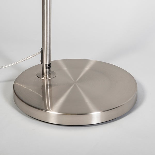 Detailansicht des Fußes einer Stehlampe aus Metall