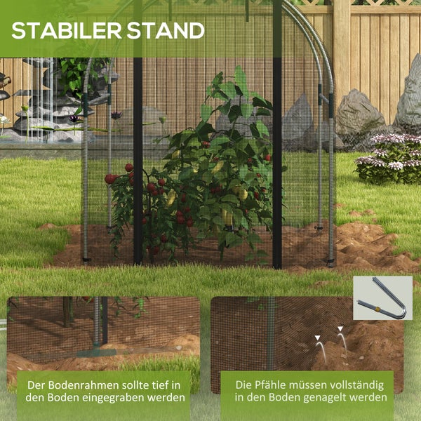 Bogenförmiges Pflanzenschutznetz für Tomaten im Garten, stabiles Metallgestell mit Mesh-Gewebe über Tomatenpflanzen in einer Gartenanlage.