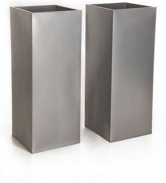 Zwei hohe, quadratische Pflanzkübel aus Metall in Säulenform.