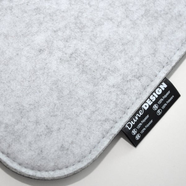 Tischset aus Polyester Filz von Dune Design mit Logo und Materialhinweis auf einem Textiletikett.